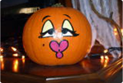 講師の家で小さなカボチャをデコレートして