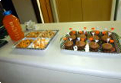 講師の家で小さなカボチャをデコレートして