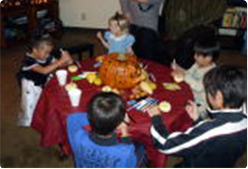 講師の家で小さなカボチャをデコレートして