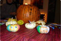 講師の家で小さなカボチャをデコレートして