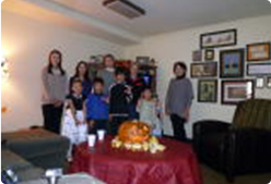 講師の家で小さなカボチャをデコレートして