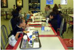 基地内のSCのフードコートで軽い食事