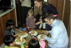 子供はお菓子の家作りを楽しみ、他にもM&Mの数当てクイズなどもしました！