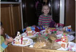 子供はお菓子の家作りを楽しみ、他にもM&Mの数当てクイズなどもしました！
