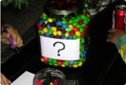 子供はお菓子の家作りを楽しみ、他にもM&Mの数当てクイズなどもしました！